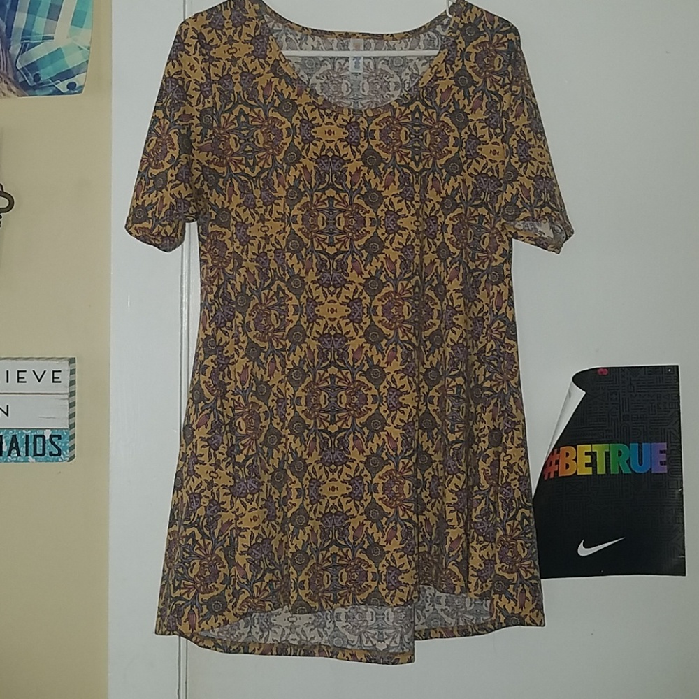 Lularoe Small Perfect T